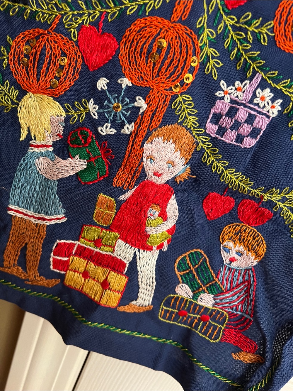 Hand embroidered vintage “tree of peace” - Picture 3 of 4